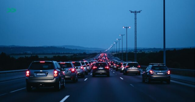 Вечірня черга легкових авто під прожекторами на пункті пропуску Шегині