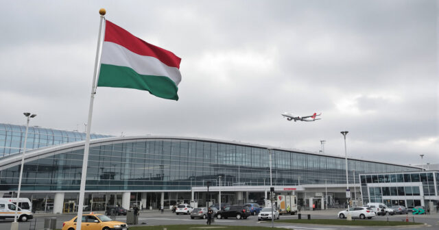 Прапор Угорщини біля терміналу аеропорту Будапешта