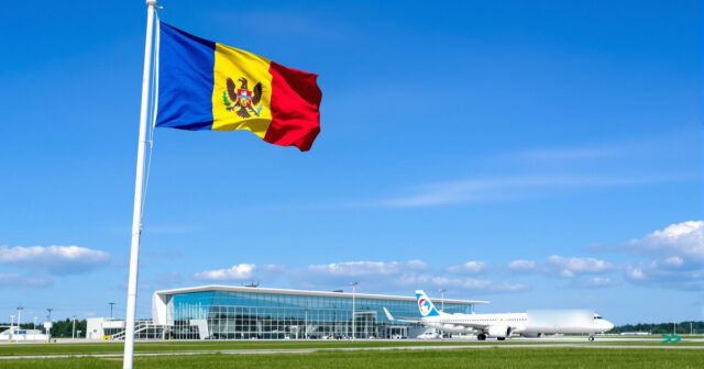 Прапор Молдови біля аеропорту Кишинева